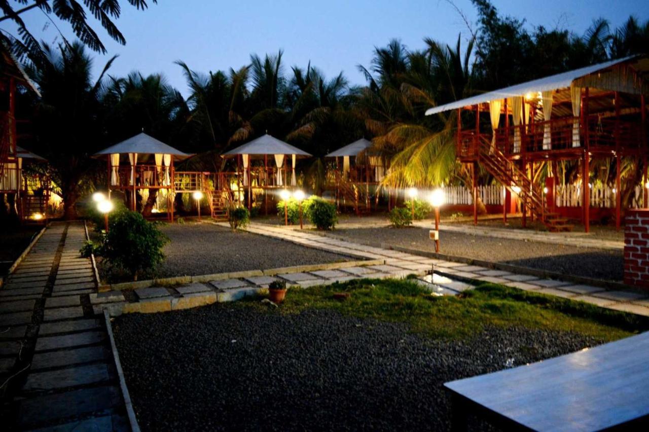 Oyo 81018 Moonlight Farm Stays Solapur Exterior foto